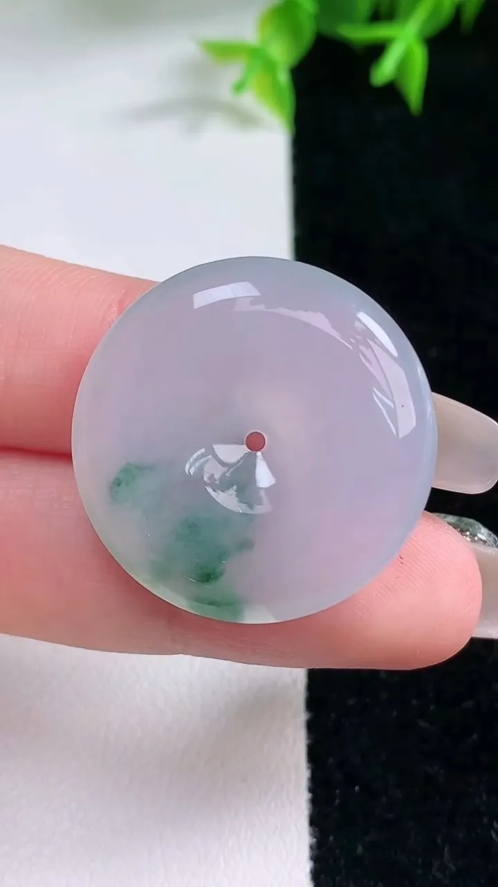 天然A货翡翠种飘花平安扣吊坠，尺寸26.6-5.8，重量:9.02g
1月23日