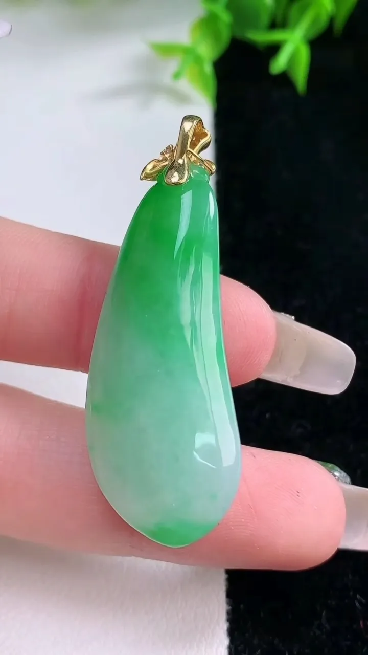 天然A货翡翠福瓜吊坠，尺寸39.6-15.8-8.7，重量:10.00g
1月23日