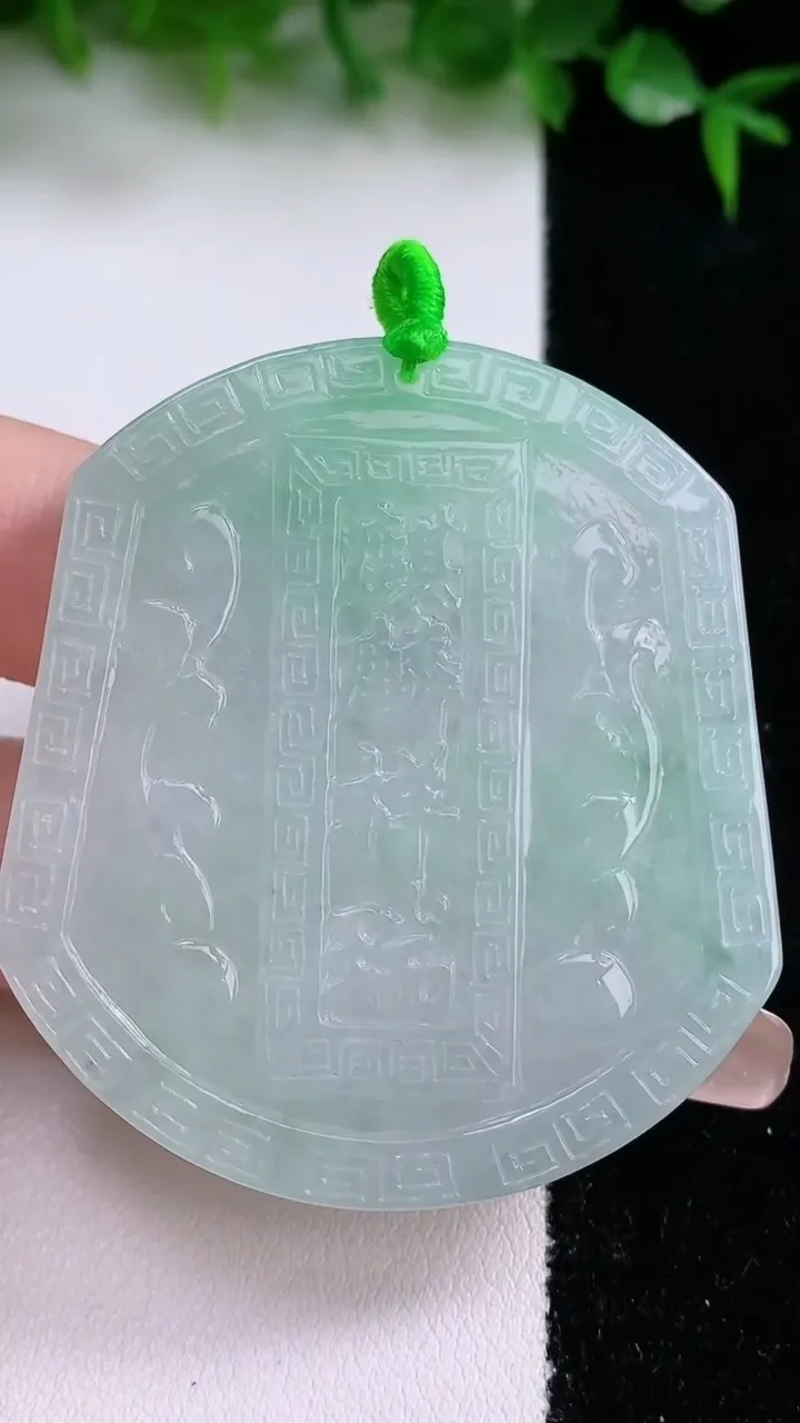 天然A货翡翠麒麟吊坠，尺寸52.8-47.3-5，重量:28.22g
1月23日