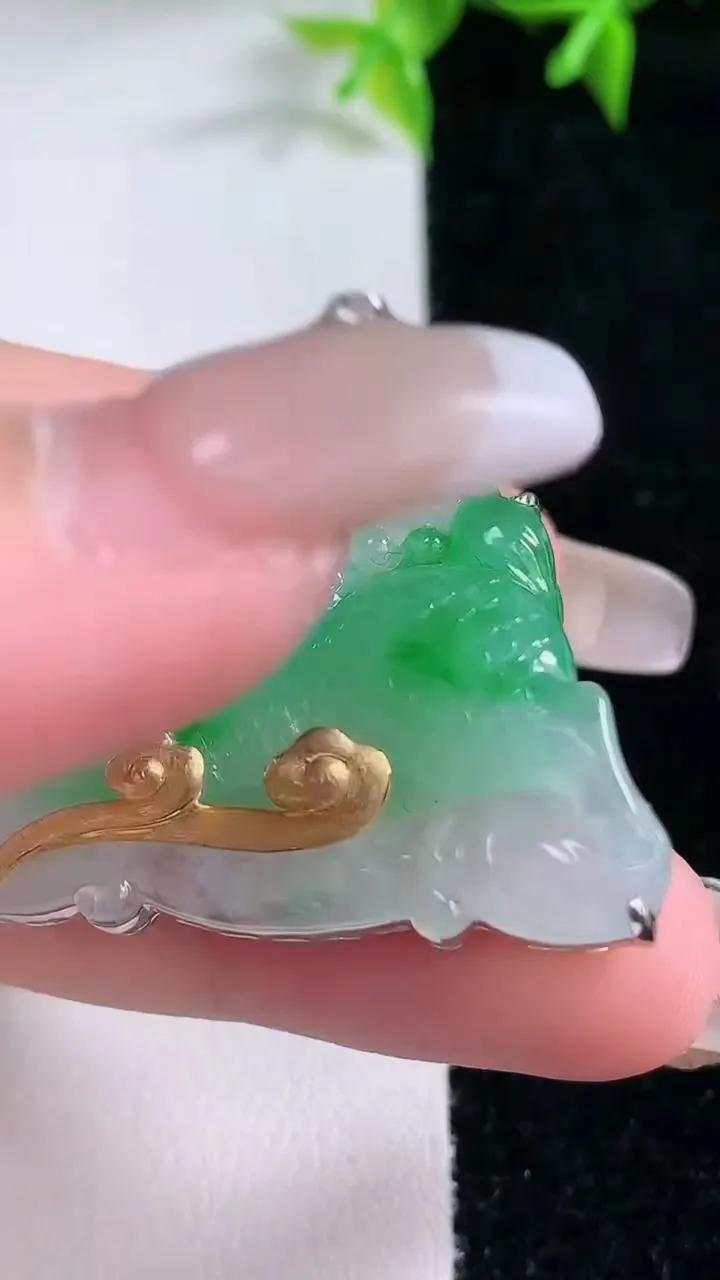 天然A货翡翠麒麟吊坠，尺寸23.8-37.5-6.4，重量:11.47g
1月23日
