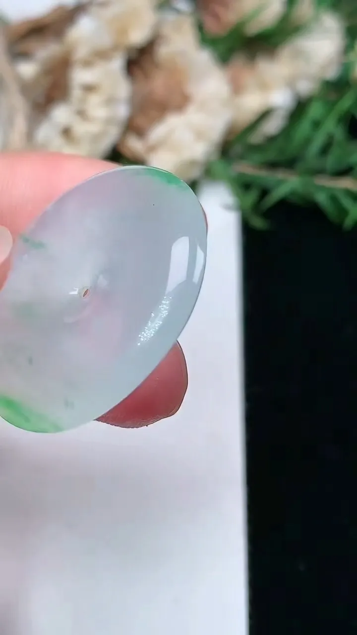 天然A货翡翠平安扣吊坠，尺寸28.3-5.7，重量:9.40g
1月23日