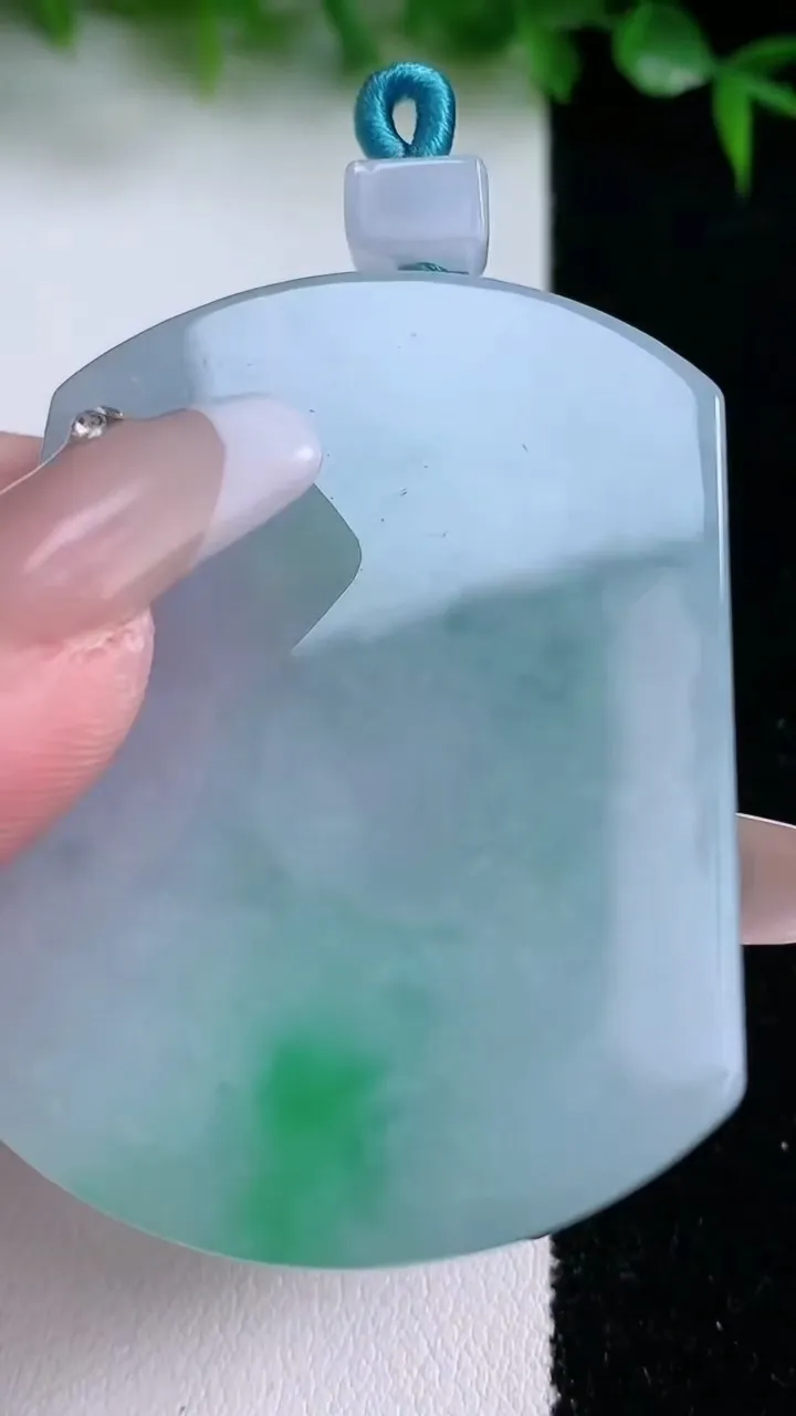 天然A货翡翠无事牌吊坠，尺寸52.6-39.8-5.5，重量:36.52g
1月23日