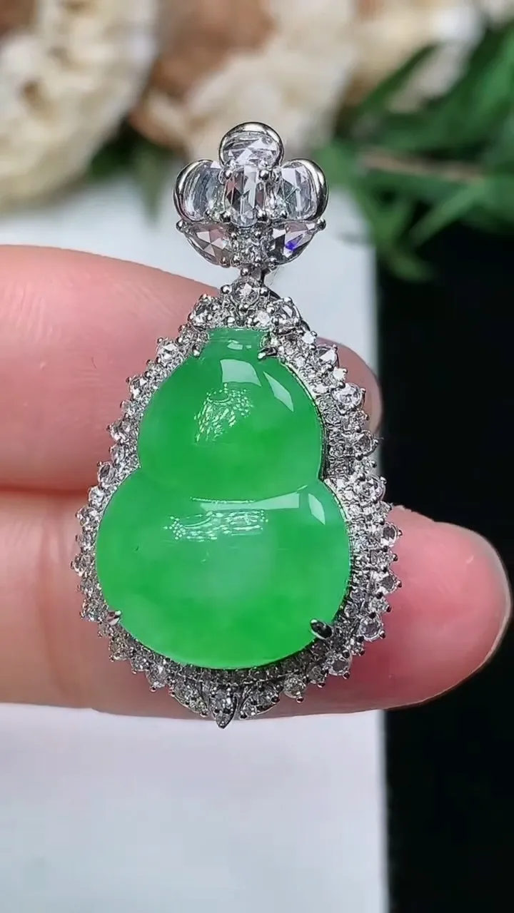 天然A货翡翠葫芦吊坠，尺寸31-17-11.2，裸石16.9-12.7，重量:4.95g
1月23日