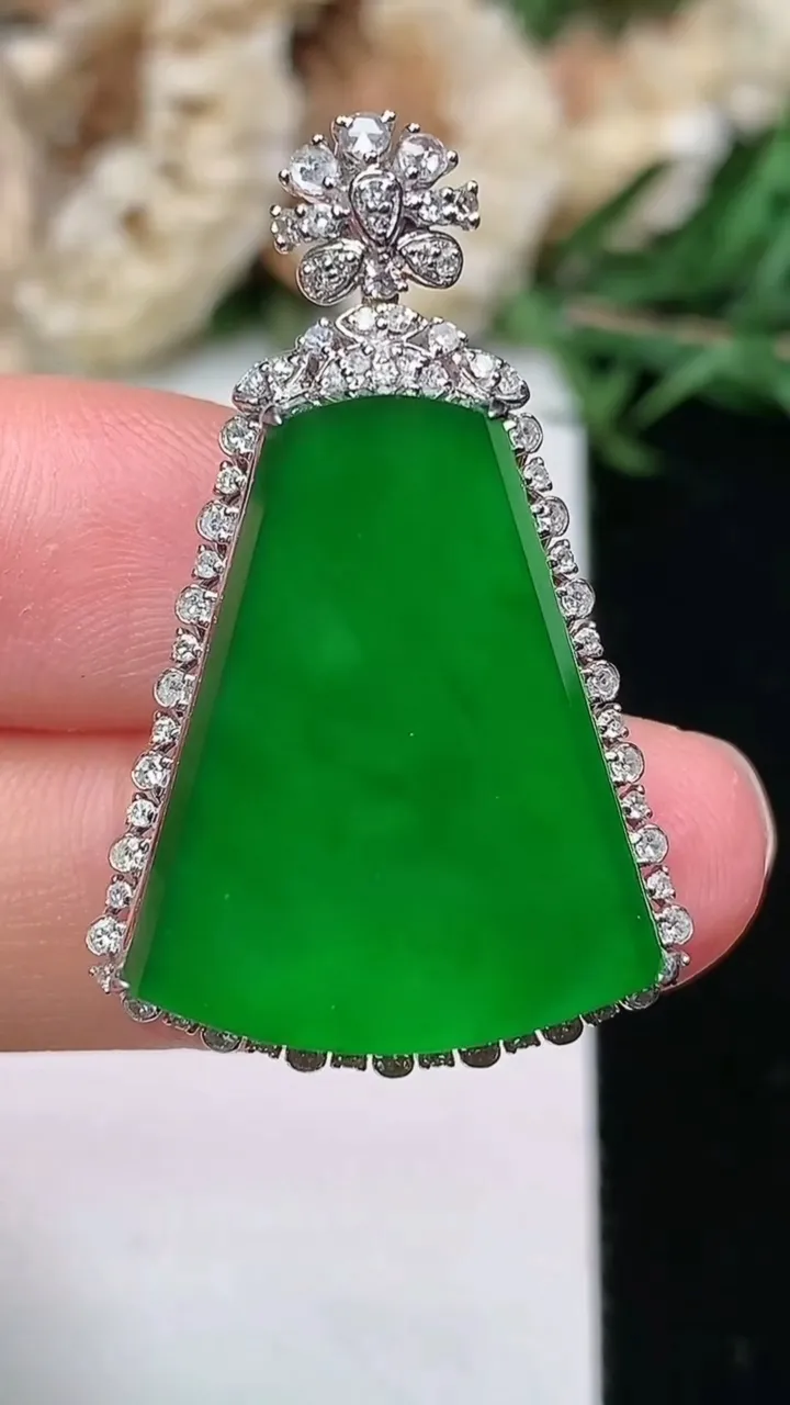 天然A货翡翠无事牌吊坠，尺寸34.4-22-7.9，裸石23-17.8，重量:5.12g
1月23日