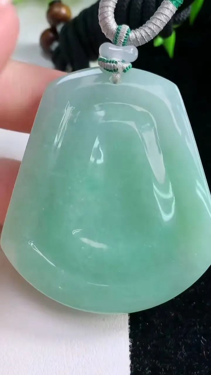 天然A货翡翠观音菩萨吊坠，尺寸54.5-48-8，重量:52.38g
1月23日