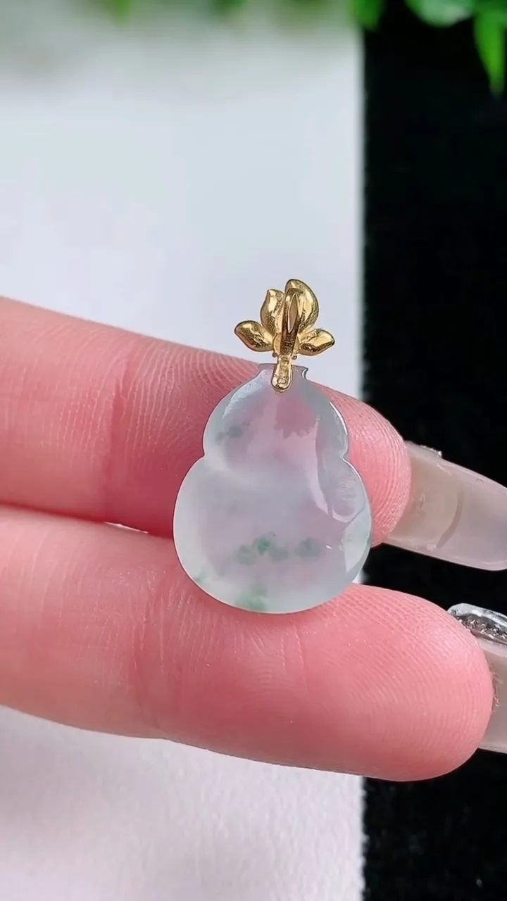 天然A货翡翠种飘花葫芦吊坠，尺寸18.2-13.5-4.8，重量:2.17g
1月23日