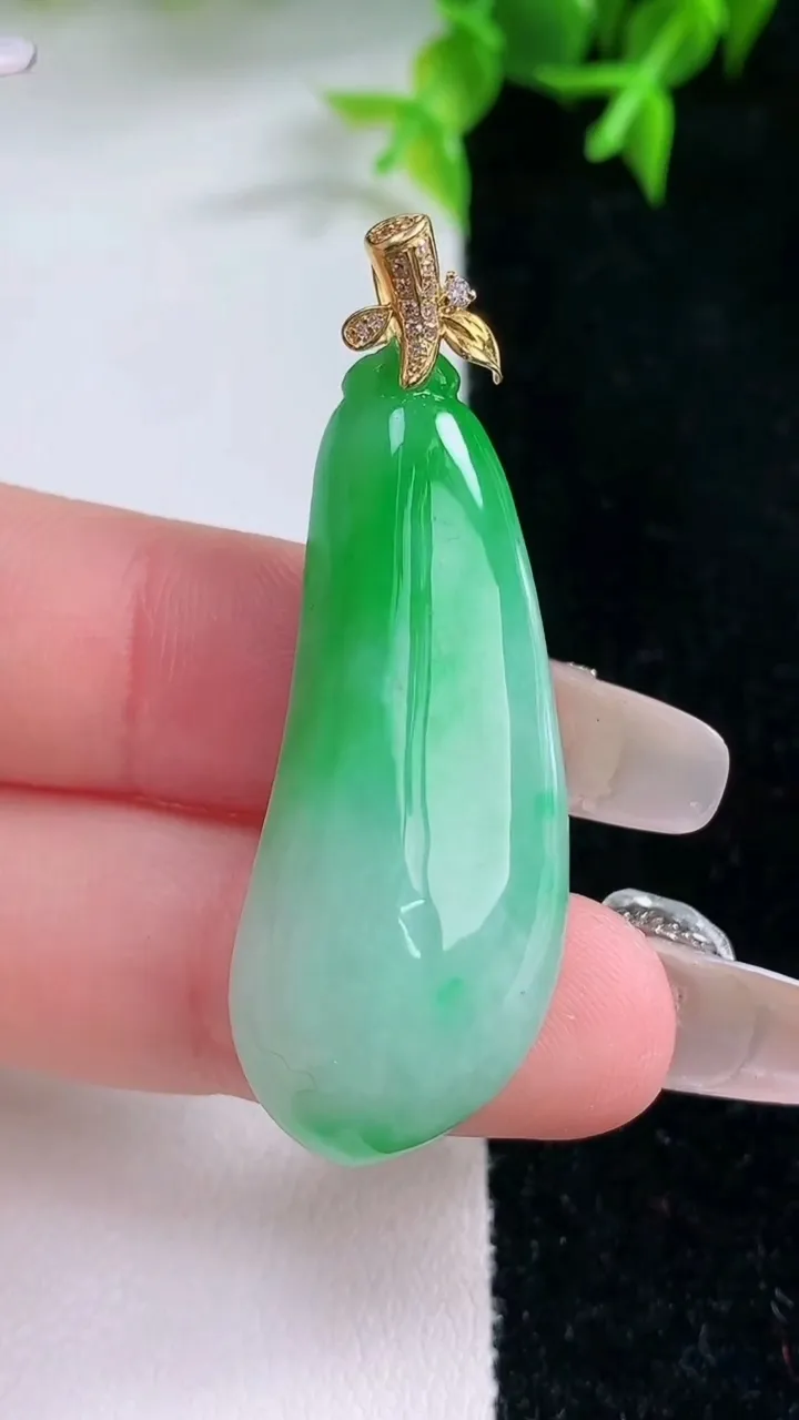 天然A货翡翠福瓜吊坠，尺寸39.6-15.8-8.7，重量:10.00g
1月23日