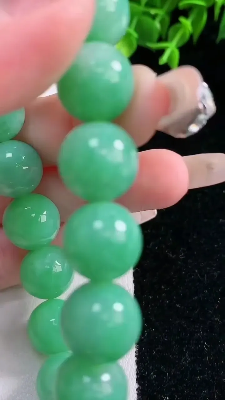 天然A货翡翠圆珠手串，尺寸12.4-16颗，重量:53.93g1月23日
工厂直销收藏佳品,种好水足，色泽均匀，有种有色，上手高大气！