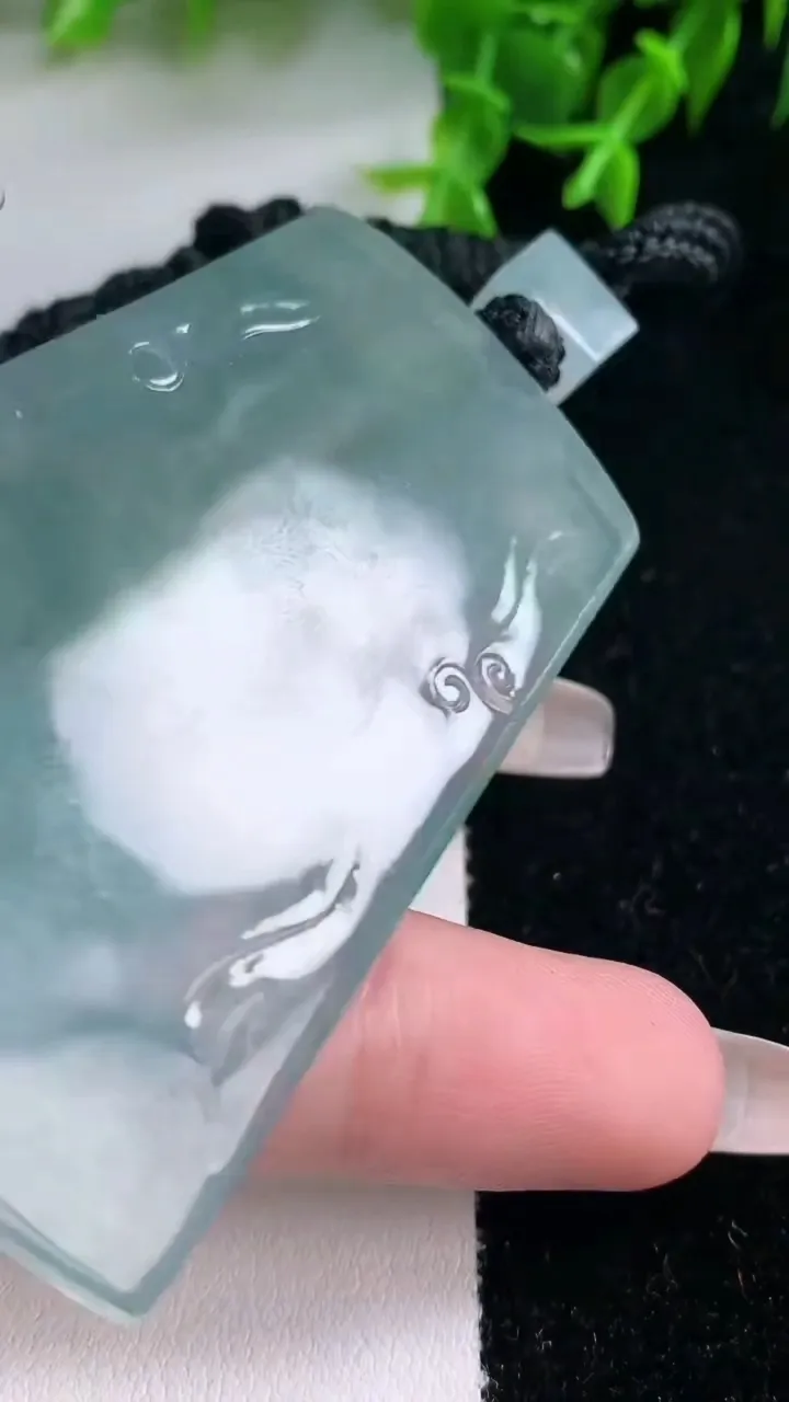 天然A货翡翠种飘花大势至菩萨吊坠，尺寸66.6-44.4-5.3，重量:42.46g
1月23日