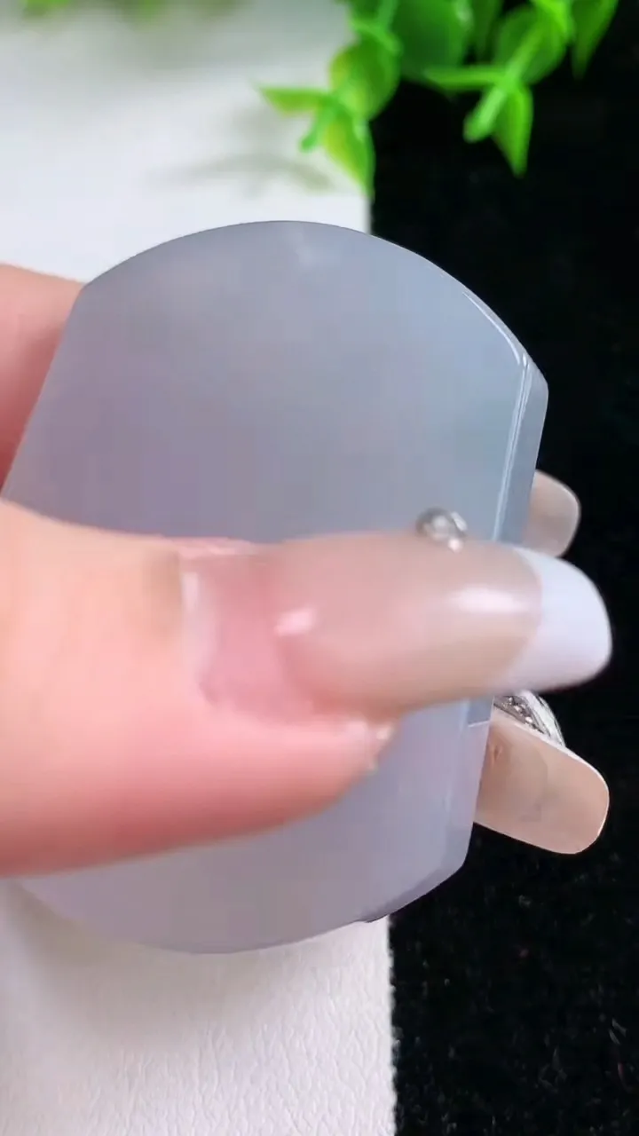 天然A货翡翠紫罗兰无事牌镶嵌件，尺寸49.5-40-5.8，重量:33.53g
1月23日