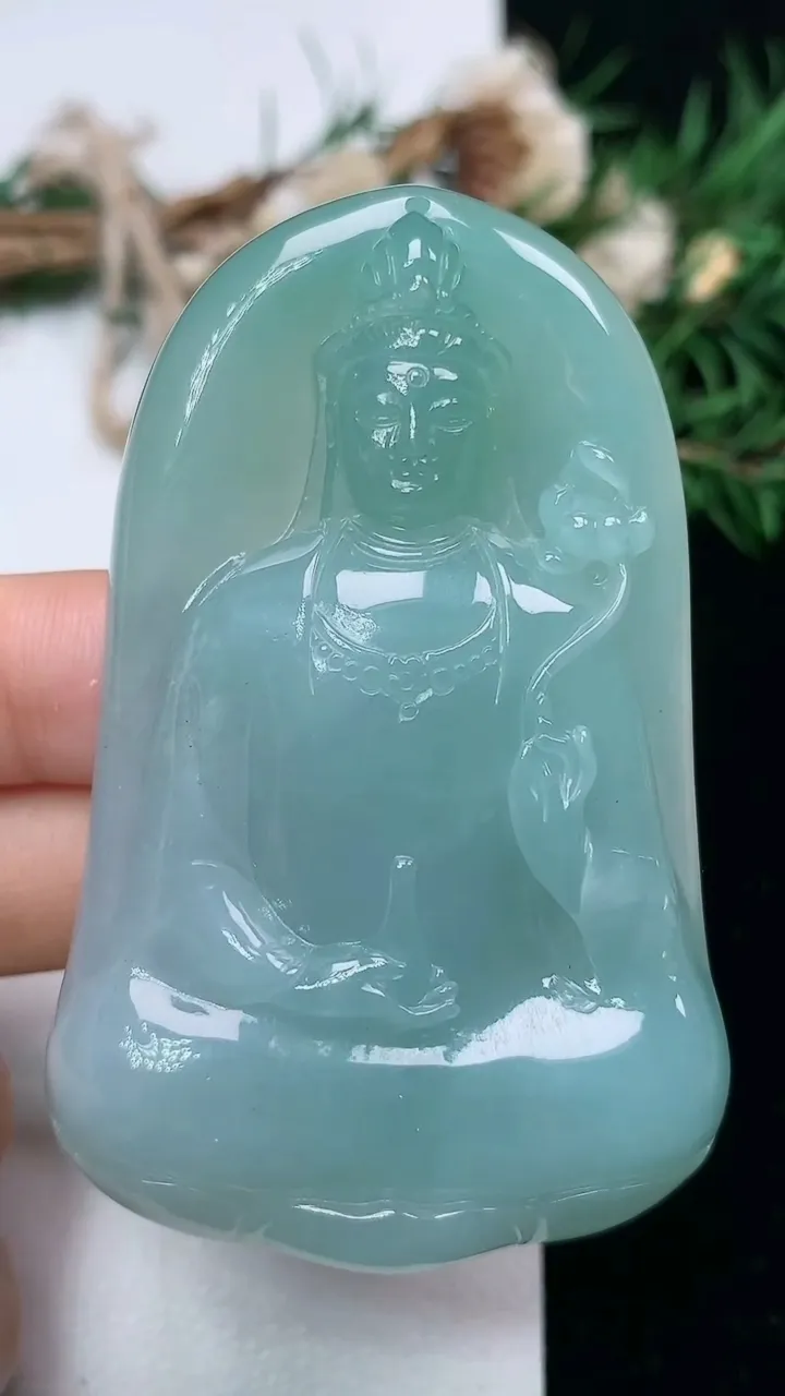 天然A货翡翠素衣观音吊坠，尺寸63.9-40.4-10.5，重量:52.53g
1月23日