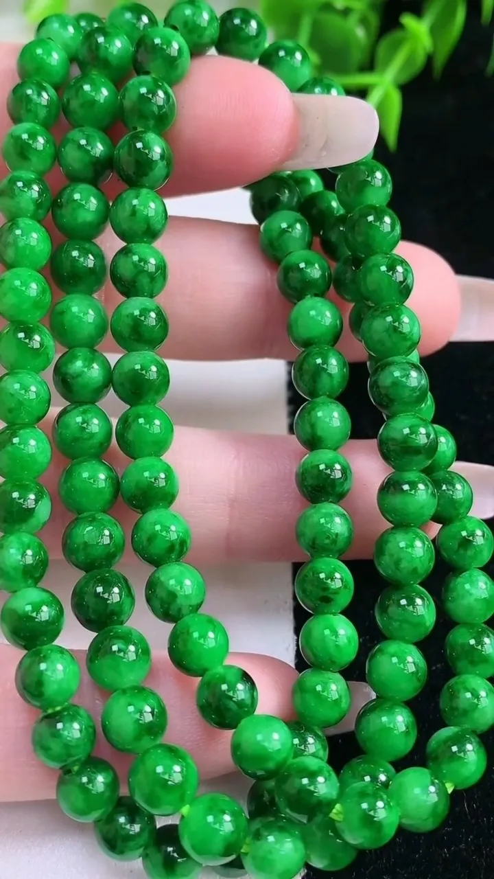 天然A货翡翠圆珠项链，尺寸5.4-104颗，重量:34.13g1月23日
工厂直销收藏佳品,种好水足，色泽均匀，有种有色，上手高大气！