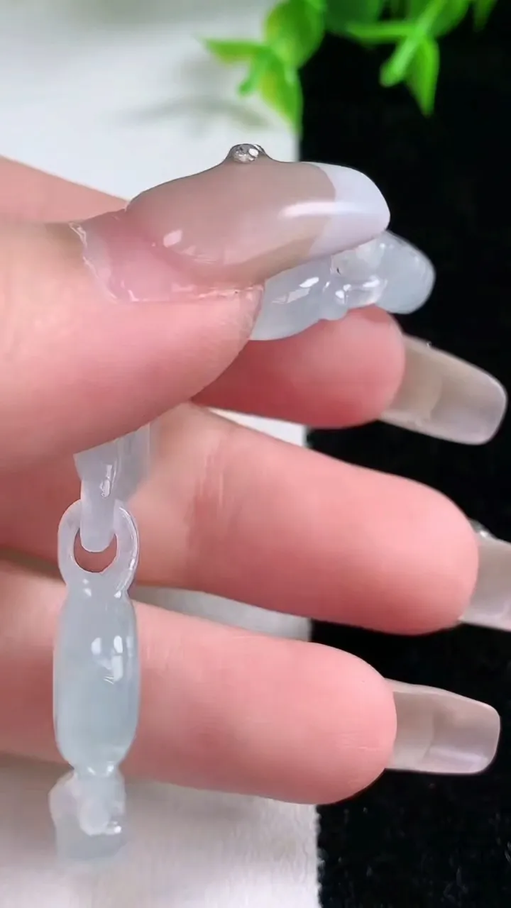 天然A货翡翠种飘花平安扣手链，尺寸27.5-17-5.6，重量:11.44g
1月23日