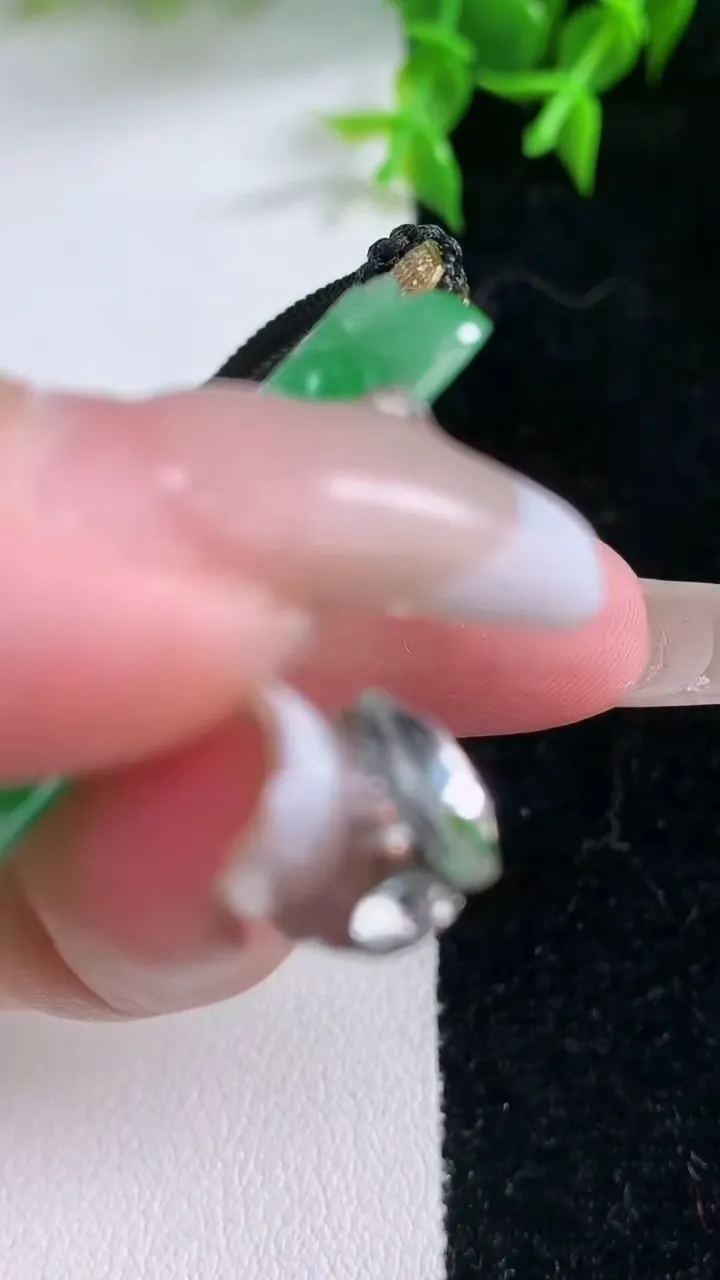 天然A货翡翠山水牌吊坠，尺寸51.2-33.7-4.8，重量:20.92g
1月23日