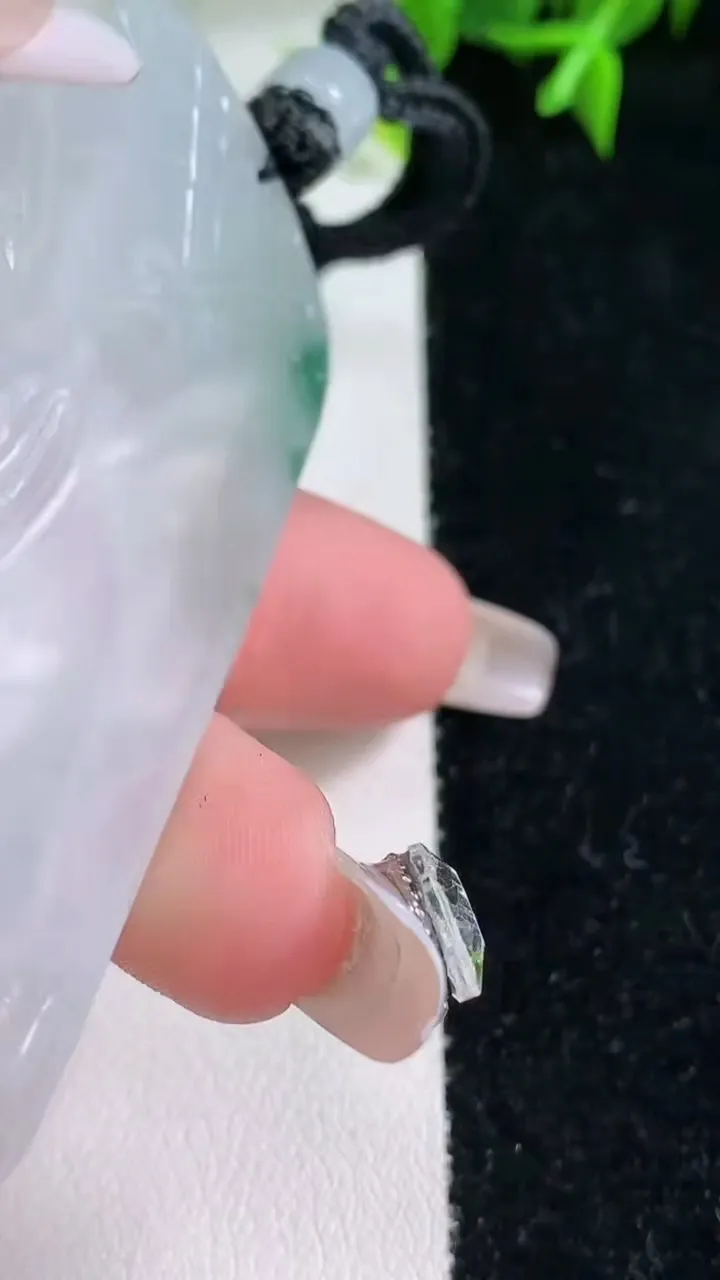 天然A货翡翠种飘花大势至菩萨吊坠，尺寸66.5-38.2-6.7，重量:41.96g
1月23日