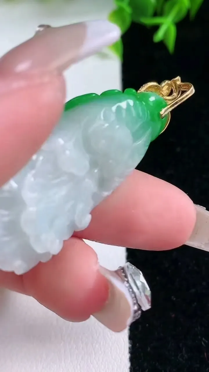 天然A货翡翠白菜吊坠，尺寸40-19.4-10.3，重量:16.32g
1月23日