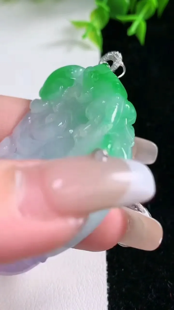 天然A货翡翠如意吊坠，尺寸53.4-35-14.2，重量:42.93g
1月23日