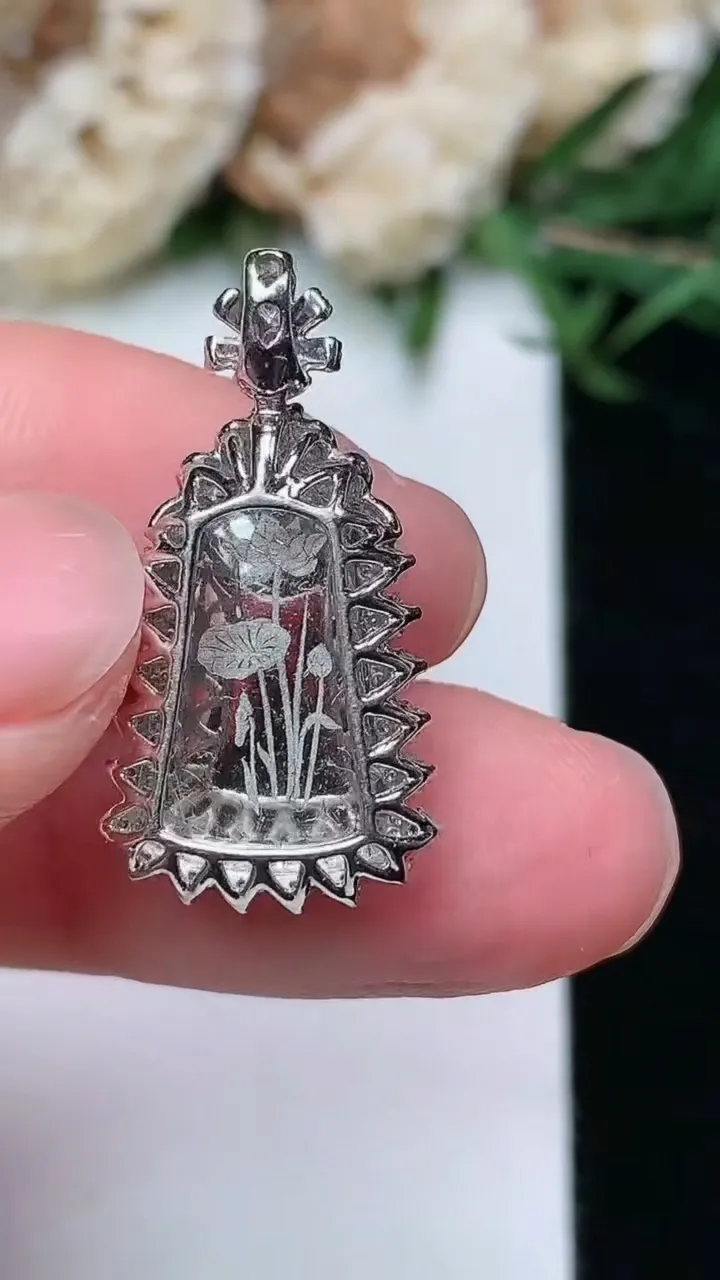 天然A货翡翠无事牌吊坠，尺寸24.5-12.9-7.7，裸石13-8，重量:2.64g
1月23日