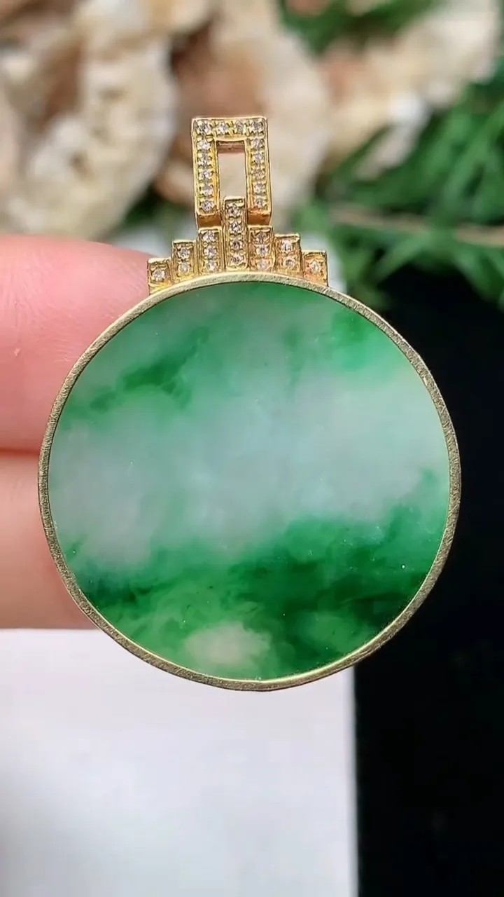 天然A货翡翠无事牌吊坠，尺寸24-4.5，重量:7.42g
1月23日