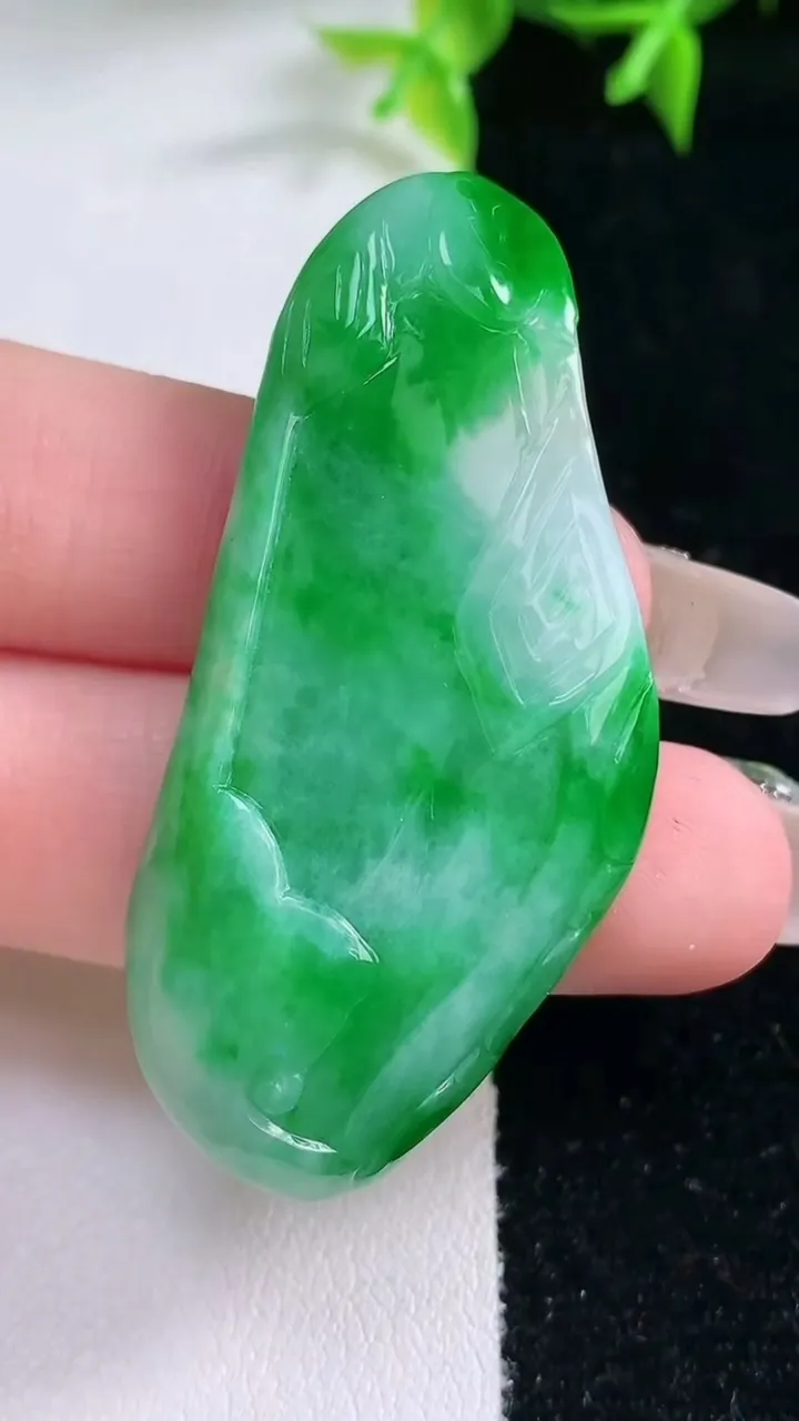 天然A货翡翠年年有余吊坠，尺寸51-22-7，重量:14.68g
1月23日