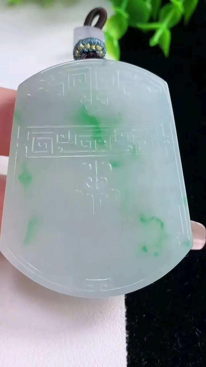 天然A货翡翠仿古无事牌吊坠，尺寸52.6-42.4-5.5，重量:36.45g
1月23日