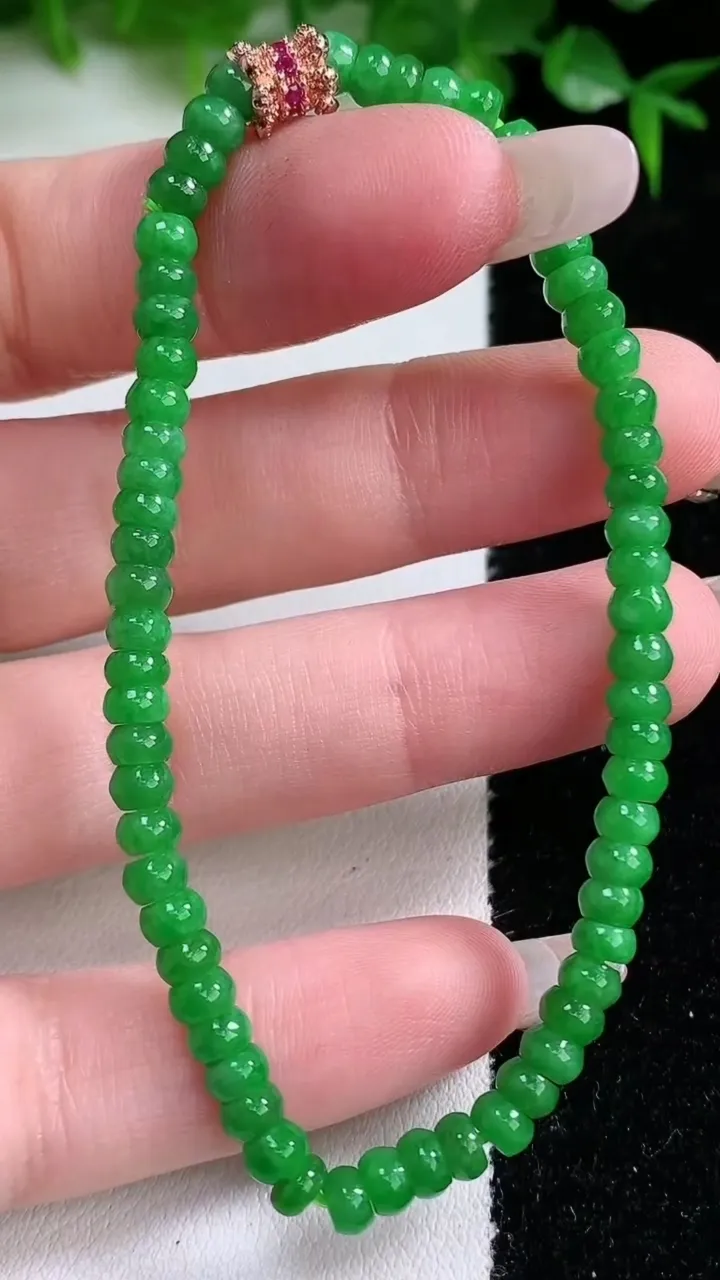 天然A货翡翠算盘珠手串，尺寸4.3-2.8-63颗，重量:7.31g1月23日
工厂直销收藏佳品,种好水足，色泽均匀，有种有色，上手高大气！