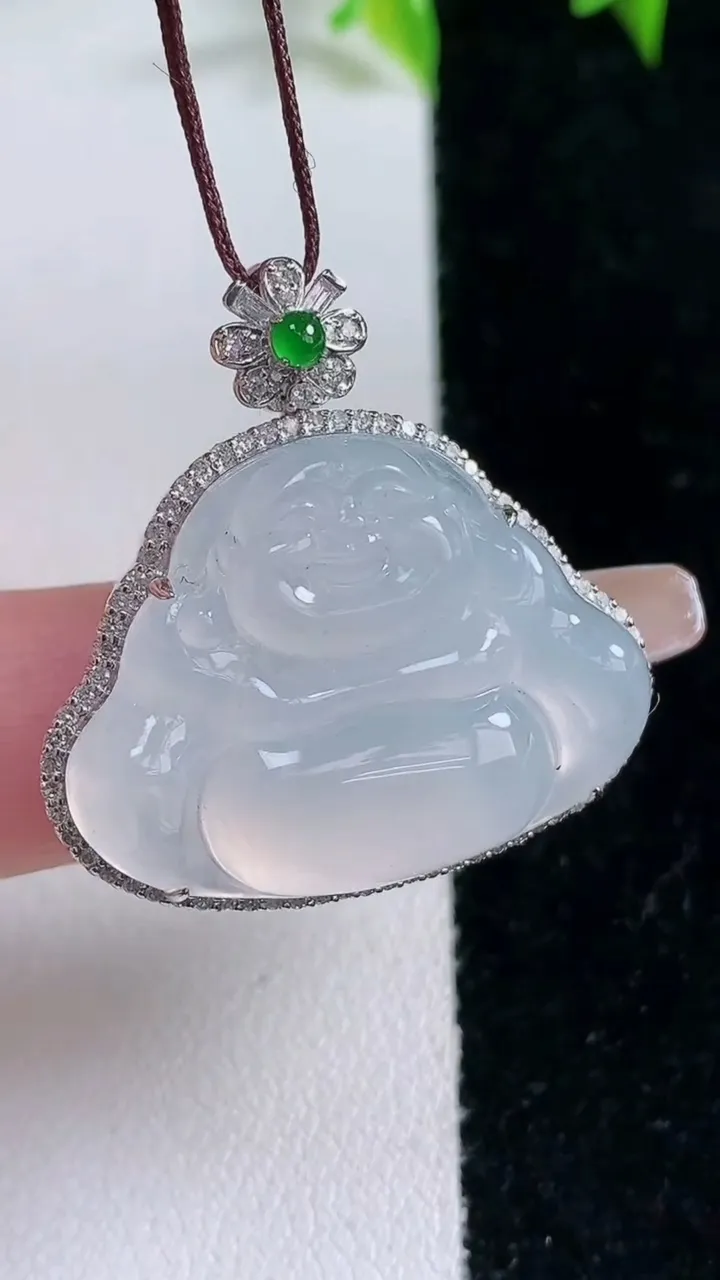 天然A货翡翠种白冰佛公吊坠，尺寸30-29.7-8.7，裸石20.6-27.6重量:7.61g
1月