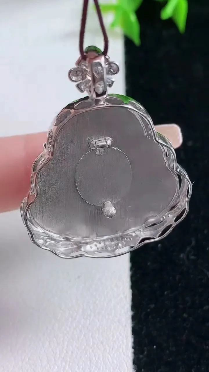 天然A货翡翠佛公吊坠，尺寸36.5-29-9.8，裸石25.5-26.5重量:10.00g
1月23日