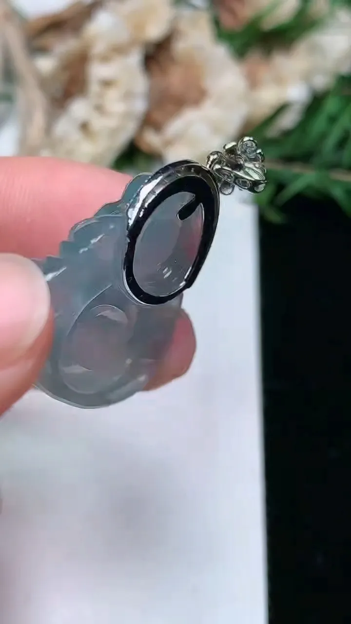 天然A货翡翠佛公吊坠，尺寸24.3-29-7，重量:8.02g
1月23日