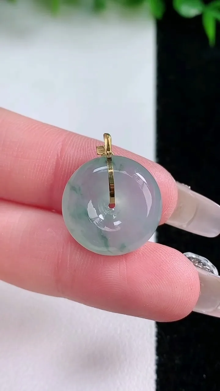 天然A货翡翠种飘花平安扣吊坠，尺寸17-5.6，重量:3.34g
1月23日