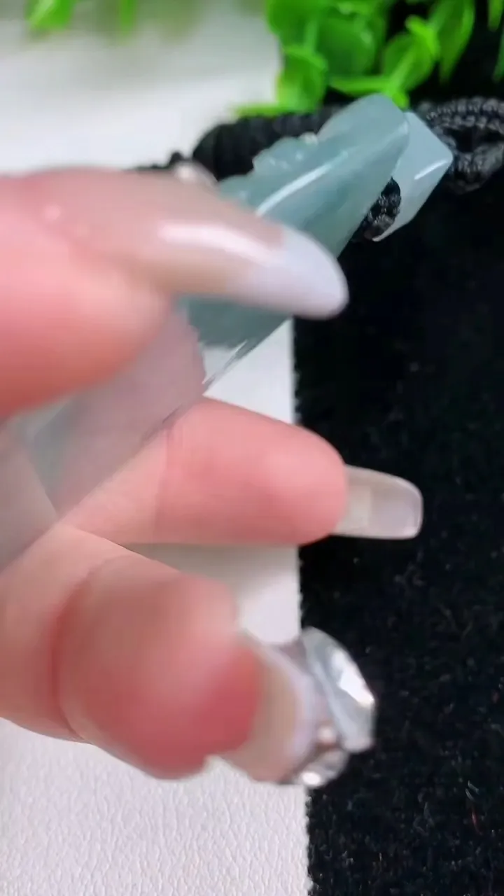 天然A货翡翠种飘花大势至菩萨吊坠，尺寸66.6-44.4-5.3，重量:42.46g
1月23日