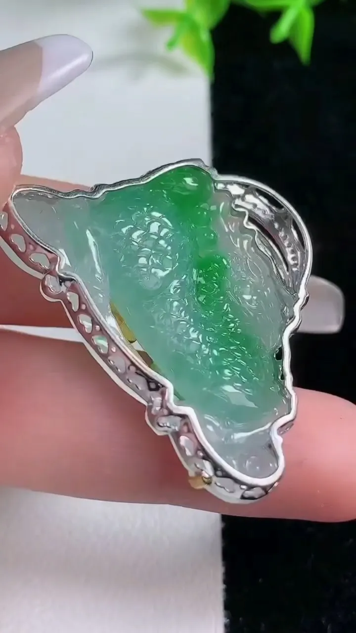 天然A货翡翠麒麟吊坠，尺寸23.8-37.5-6.4，重量:11.47g
1月23日