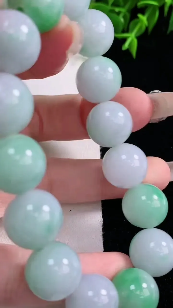 天然A货翡翠圆珠手串，尺寸13.3-15颗，重量:62.49g1月23日
工厂直销收藏佳品,种好水足，色泽均匀，有种有色，上手高大气！