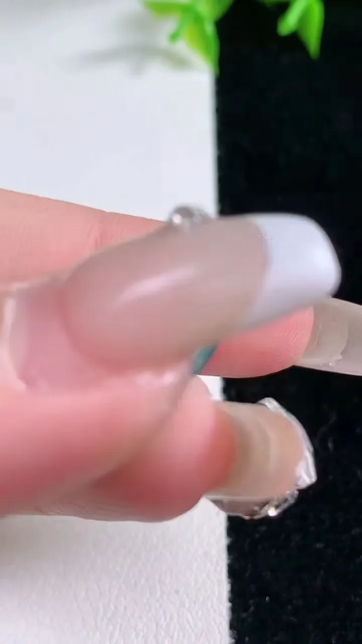 天然A货翡翠种飘花平安扣吊坠，尺寸22-6.6，重量:6.36g
1月23日