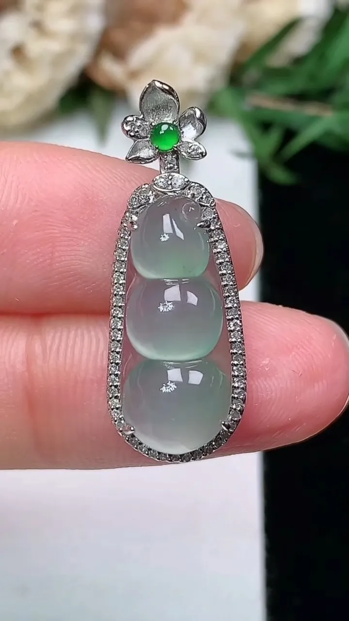 天然A货翡翠福豆吊坠，尺寸27.5-10.4-8.3
1月23日