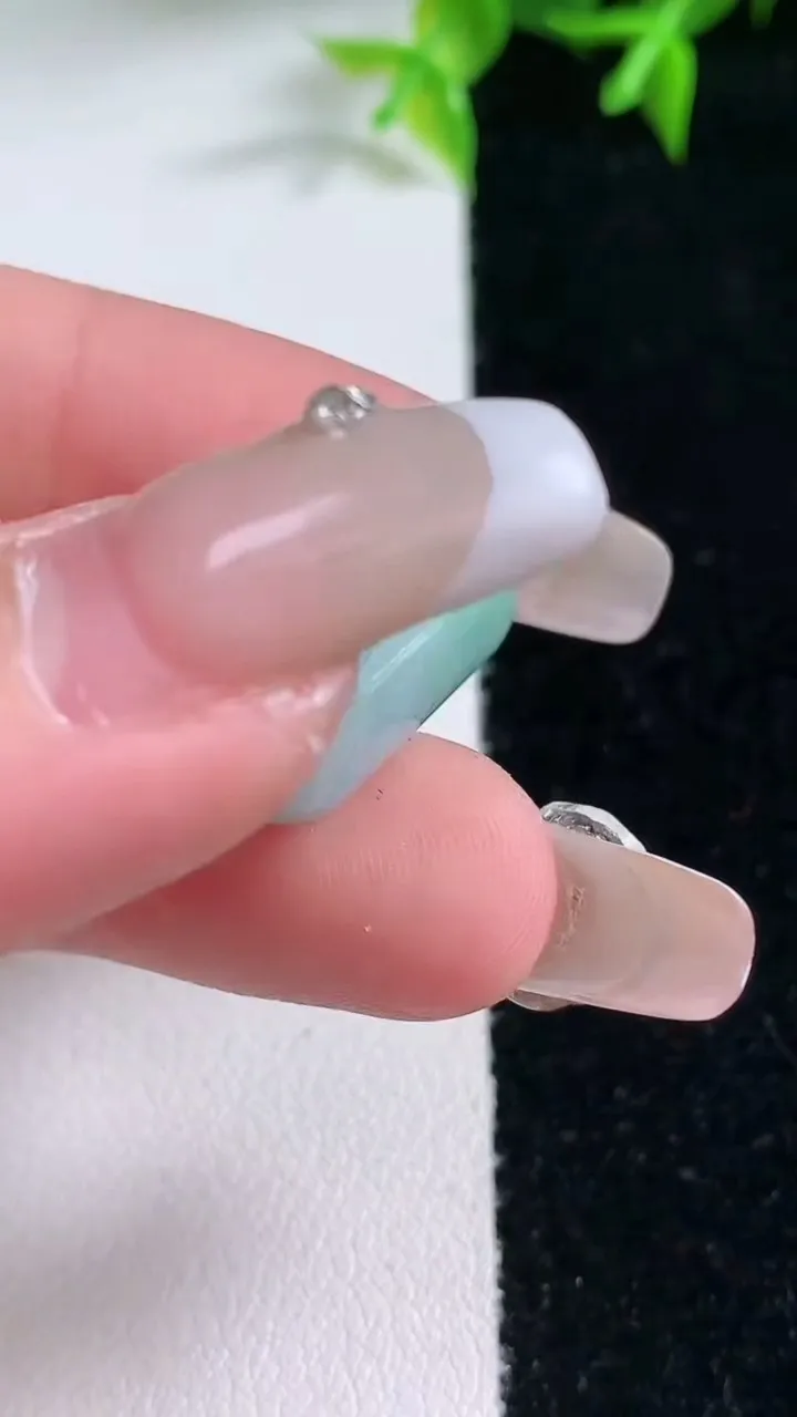 天然A货翡翠路路通吊坠，尺寸19.5-11.2，重量:5.85g
1月23日