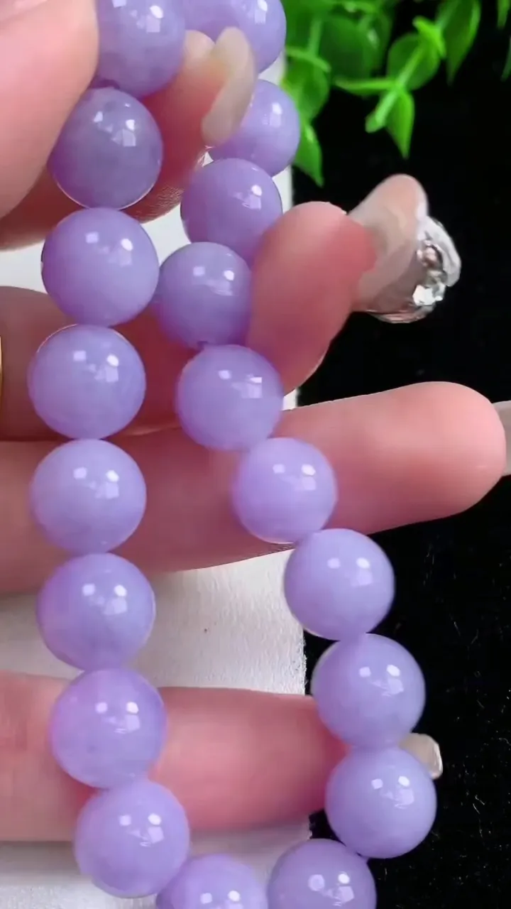 天然A货翡翠紫罗兰圆珠手串，尺寸9.8-20颗，重量:33.66g1月23日
工厂直销收藏佳品,种好水足，色泽均匀，有种有色，上手高大气！