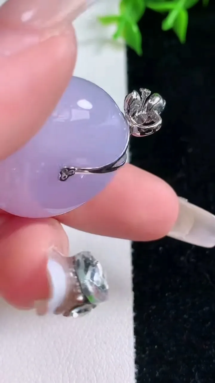 天然A货翡翠18K金紫罗兰路路通吊坠，尺寸25-13.2，重量:19.00g
1月23日