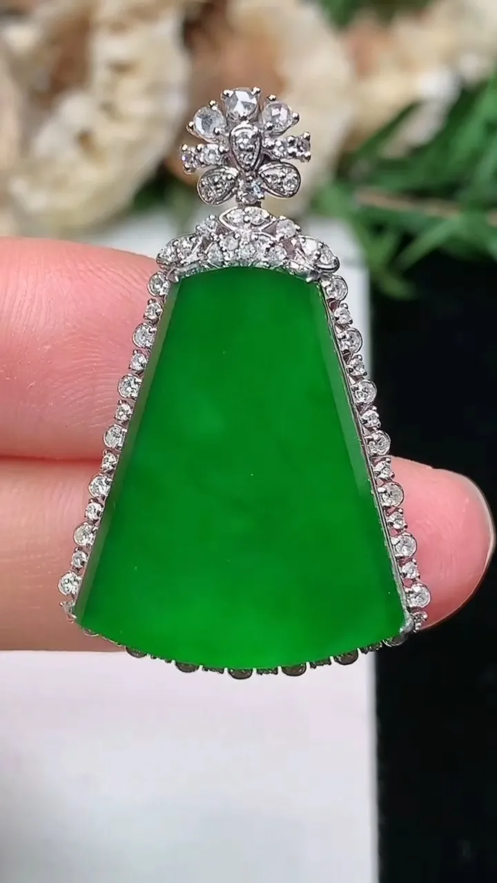 天然A货翡翠无事牌吊坠，尺寸34.4-22-7.9，裸石23-17.8，重量:5.12g
1月23日