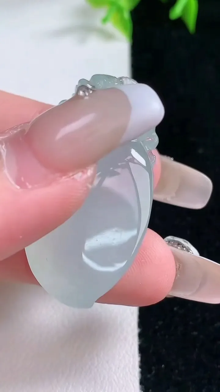 天然A货翡翠寿桃吊坠，尺寸37.8-18.8-12，重量:14.72g
1月23日