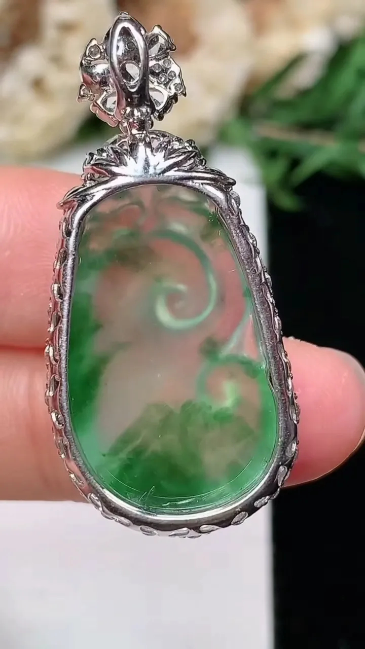 天然A货翡翠如意吊坠，尺寸36.7-17-8，裸石24-14.5，重量:5.39g
1月23日