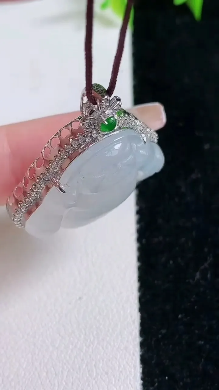 天然A货翡翠种白冰佛公吊坠，尺寸30-29.7-8.7，裸石20.6-27.6重量:7.61g
1月23日