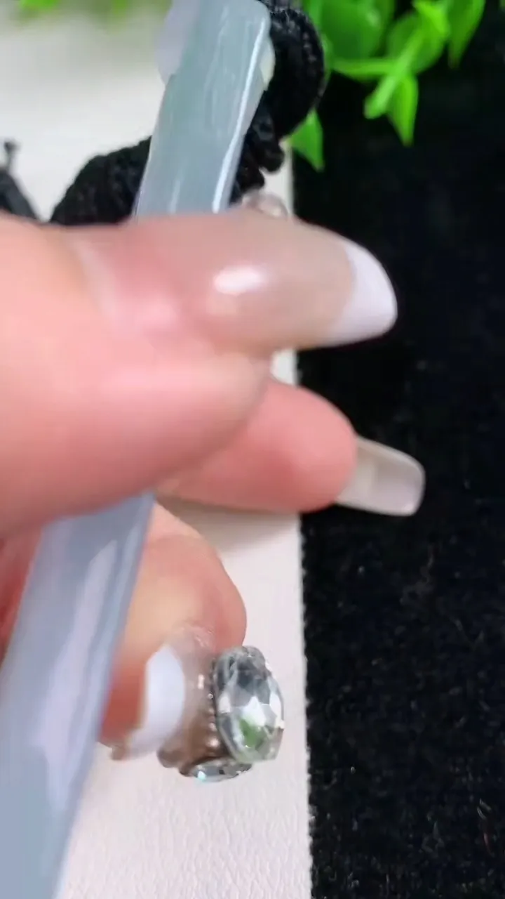 天然A货翡翠春带彩紫罗兰山水牌吊坠，尺寸64.2-39.3-5.2，重量:46.21g
1月23日