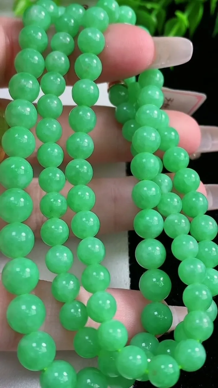 天然A货翡翠圆珠项链，尺寸7.4-94颗，重量:44.61g1月23日
工厂直销收藏佳品,种好水足，色泽均匀，有种有色，上手高大气！
