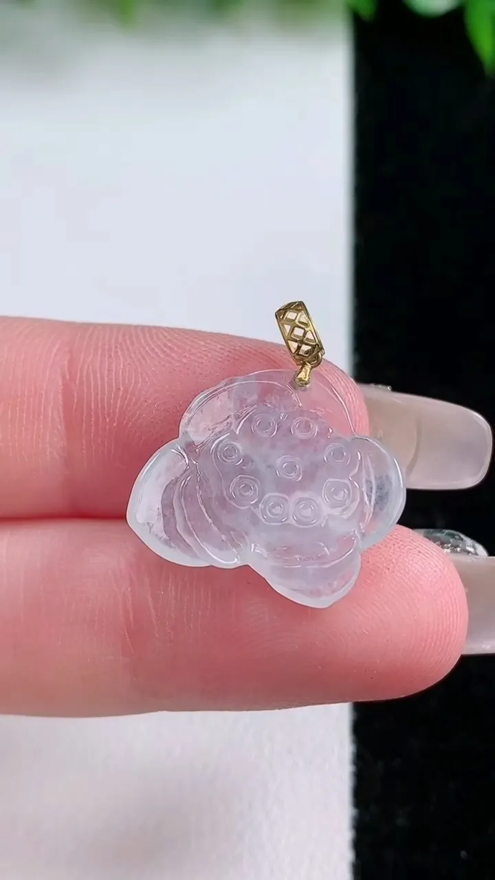 天然A货翡翠种白冰和和美美 荷花吊坠，尺寸15.8-18.9-4.5，重量:1.83g
1月23日