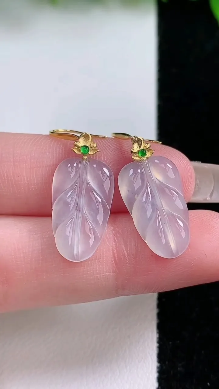 天然A货翡翠种白冰金枝玉叶 叶子耳坠尺寸17.3-10.4-2，重量:2.28g
1月24日