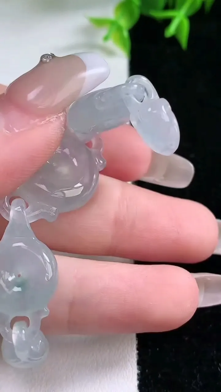 天然A货翡翠种飘花平安扣手链，尺寸27.5-17-5.6，重量:11.44g
1月23日