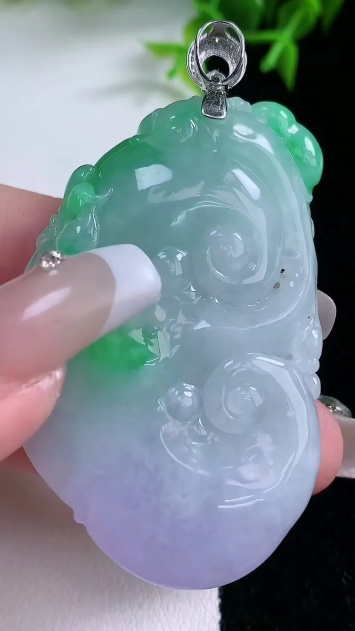 天然A货翡翠如意吊坠，尺寸53.4-35-14.2，重量:42.93g
1月23日