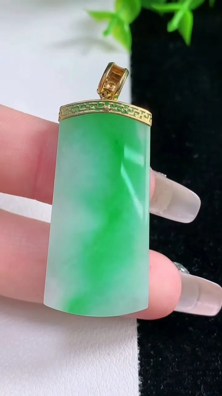 天然A货翡翠无事牌吊坠，尺寸38.5-17.6-4，重量:8.14g
1月23日