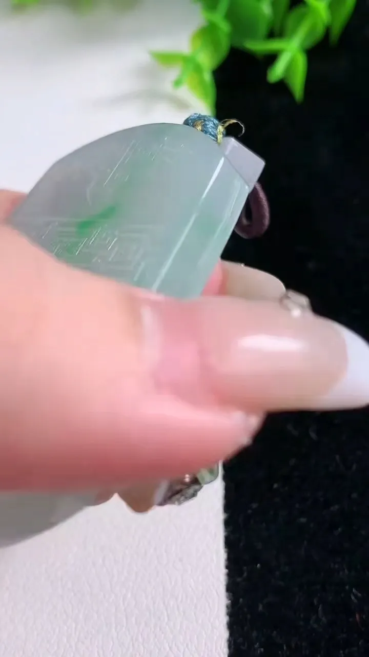 天然A货翡翠仿古无事牌吊坠，尺寸52.6-42.4-5.5，重量:36.45g
1月23日